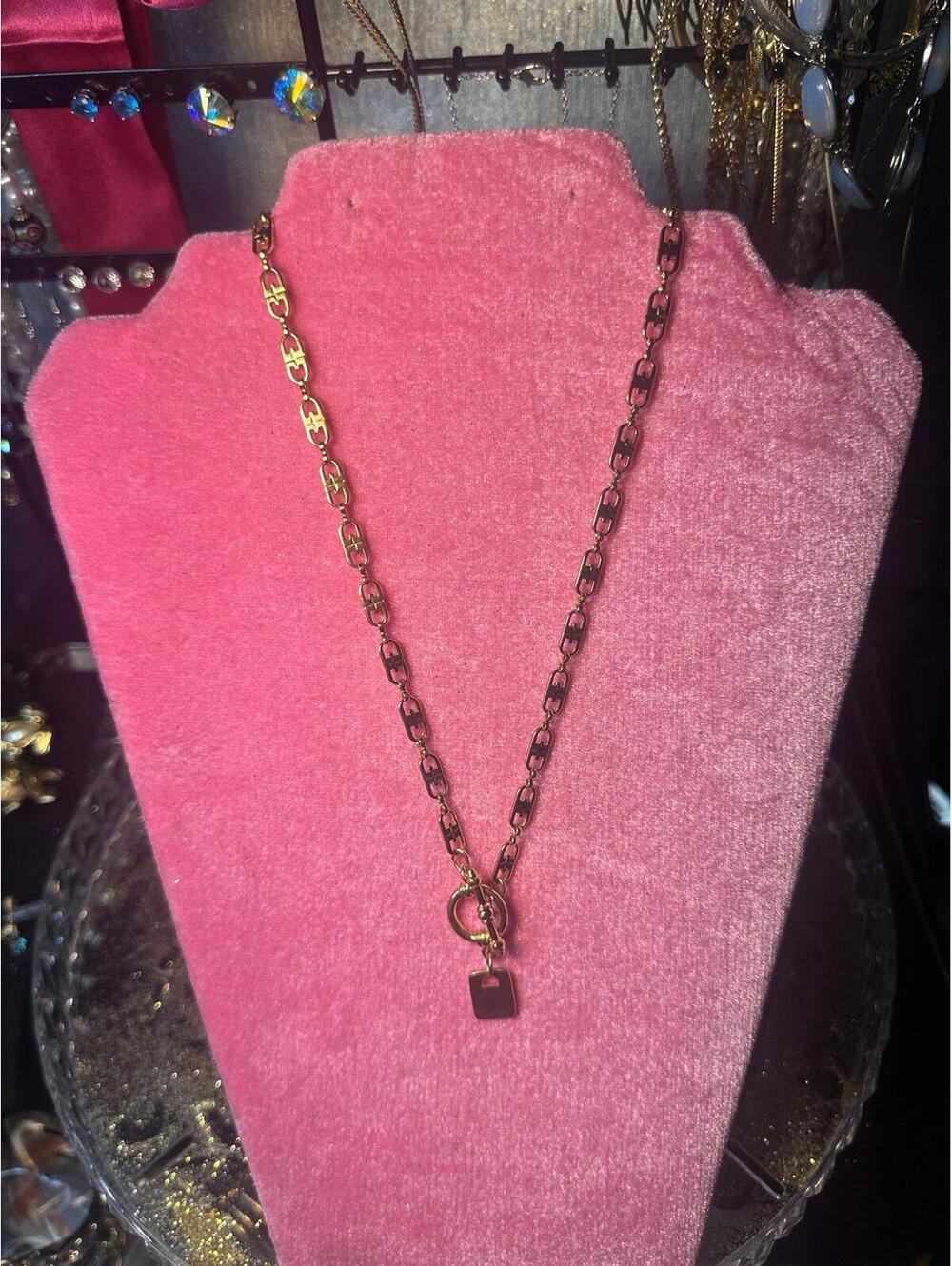 Stunning Givenchy necklace features a series of smooth, shiny gold plated links - Picture 2 of 7